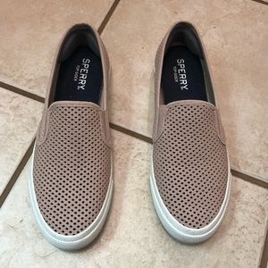 Women’s light pink sperrys